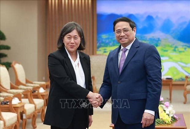El primer ministro Pham Minh Chinh y la representante de Comercio estadounidense, Katherine Tai. (Fotografía: VNA)