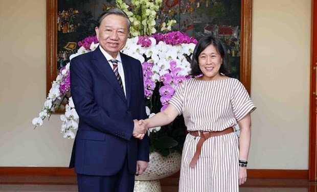 El ministro de Seguridad Pública de Vietnam, To Lam, recibe a la representante de Comercio estadounidense, Katherine Tai. (Fotografía: VNA)