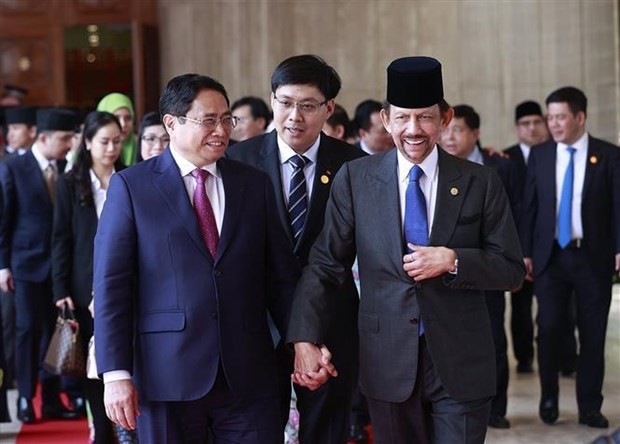 El Sultán Hassanal Bolkiah de Brunei y el primer ministro Pham Minh Chinh. (Fotografía: VNA)