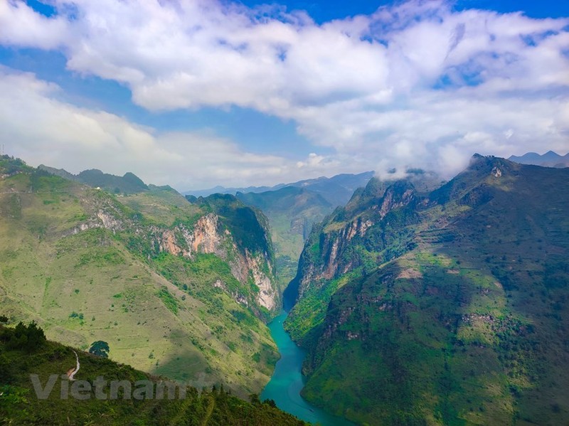 Nho Que es uno de los ríos más bellos de Ha Giang. Mirando desde arriba, el río luce como un hilo verde que desciende del cielo, escondido en medio de las montañas. (Fuente: Vietnam+)