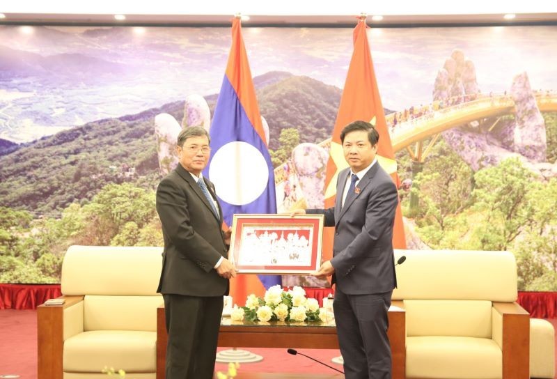 El vicepresidente de la Asamblea Nacional, Khambay Damlat, regala un cuadro al vicesecretario permanente del Comité partidista y presidente del Consejo Popular de Da Nang, Luong Nguyen Minh Triet. 