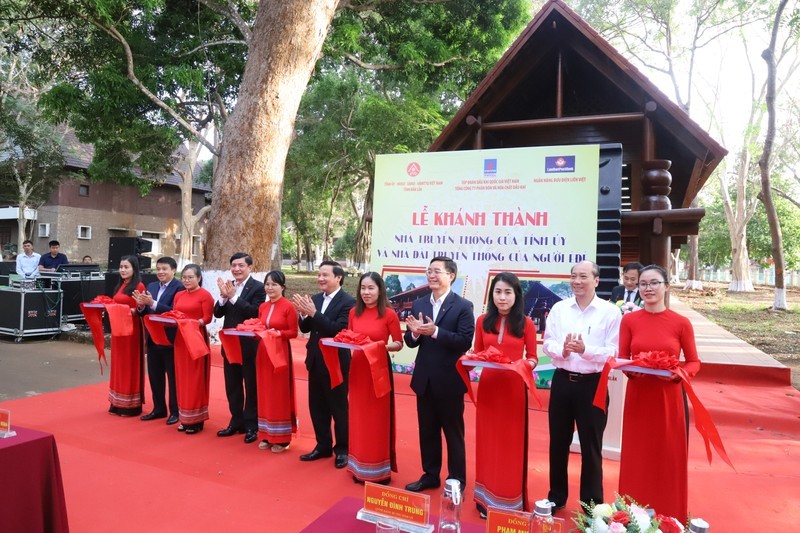 Delegados en la inauguración de la casa tradicional del Comité partidista de Dak Lak. 