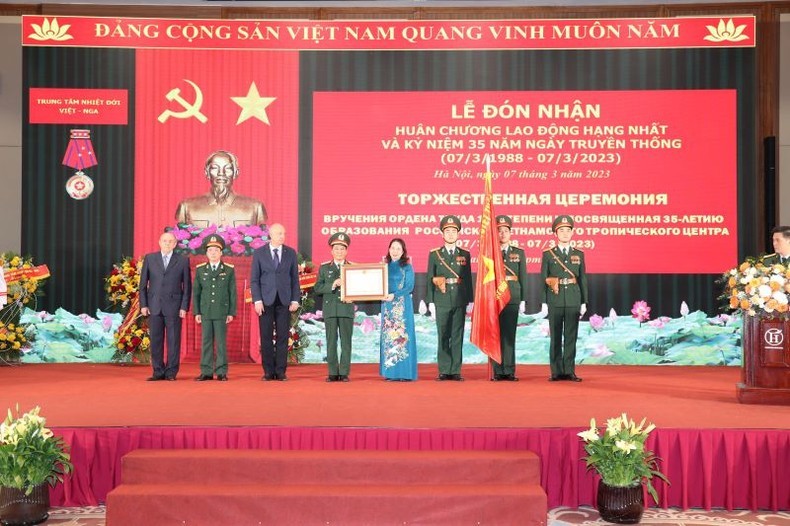 La vicepresidenta Vo Thi Anh Xuan otorgó la Orden de Trabajo de Primera Clase al Centro Tropical Vietnam-Rusia. (Foto: Nhan Dan)