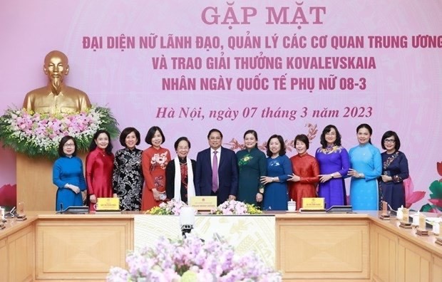 El primer ministro de Vietnam, Pham Minh Chinh, y mujeres dirigentes de las agencias centrales. (Foto: VNA)
