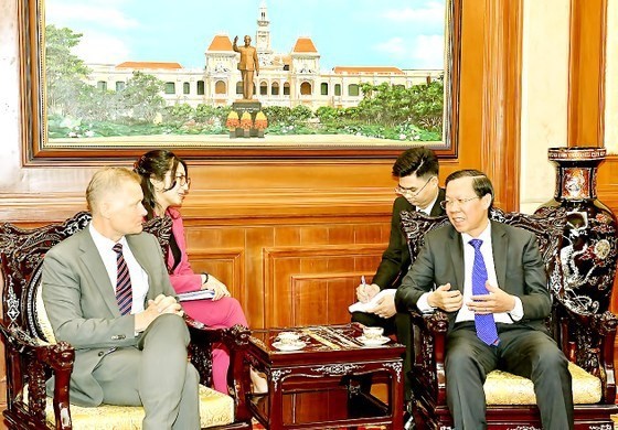 El vicesecretario permanente del Comité Partidista de Ciudad Ho Chi Minh y presidente del Comité Popular municipal, Phan Van Mai, y el embajador danés en Vietnam, Nicolai Prytz. (Foto: sggp.org.vn)