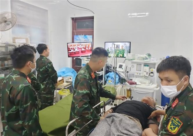 El personal médico militar en la isla de Song Tu Tay tuvo una consulta en línea con el Hospital Militar 108 para el caso del paciente. (Foto: VNA)