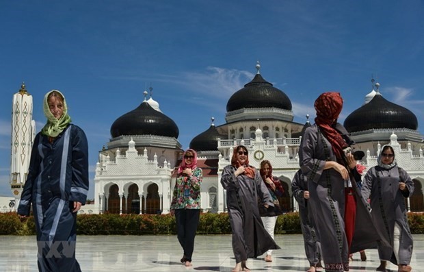 Turistas extranjeros visitan la Gran Mezquita Baiturrahman en Banda Aceh, Indonesia. (Foto: AFP/VNA)