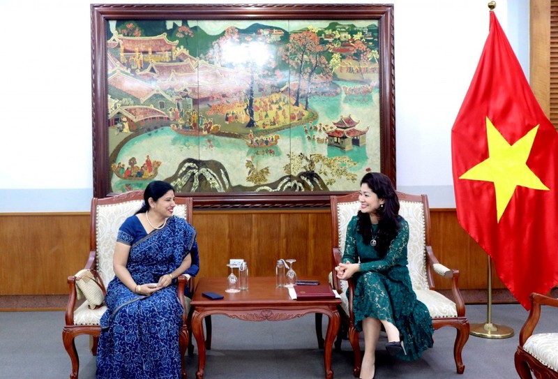 La jefa del Departamento de Cooperación Internacional del Ministerio de Cultura, Deportes y Turismo de Vietnam, Nguyen Phuong Hoa, recibe a Monica Sharma, directora del Centro Cultural Swami Vivekananda en Hanói. (Foto: Departamento de Cooperación Internacional).