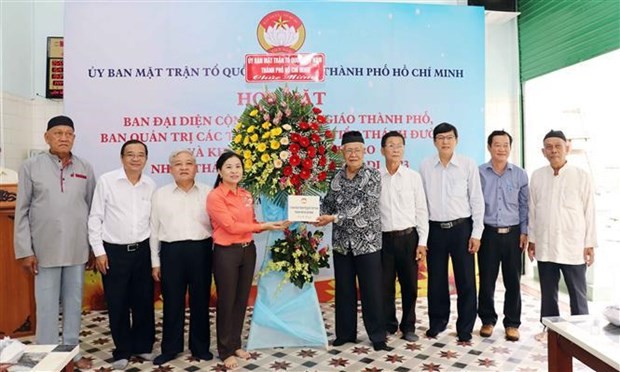 La vicepresidenta del Comité del Frente de la Patria de Vietnam, Phan Kieu Thanh Huong, felicita la comunidad musulmana. (Foto: VNA)