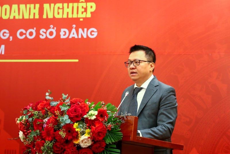 Le Quoc Minh, presidente-editor de Nhan Dan, subjefe de la Comisión de Comunicación y Educación del PCV y presidente de la Asociación de Periodistas del país, habla en el evento. 