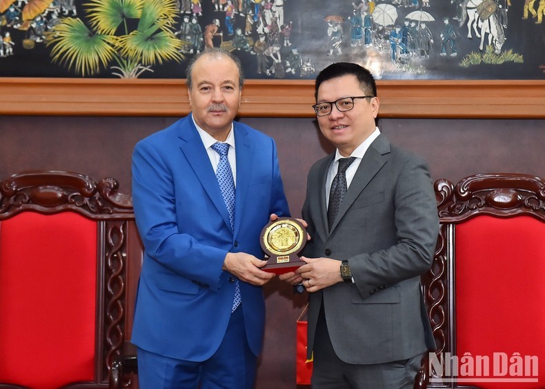 El presidente-editor de Nhan Dan, Le Quoc Minh, regala el logotipo de su periódico al embajador Abdelhamid Boubazine.