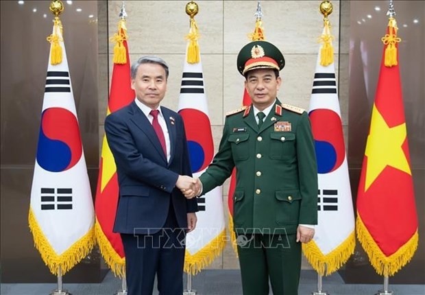 El ministro de Defensa de Vietnam, general Phan Van Giang, y su homólogo surcoreano Lee Jong-sup. (Foto: VNA)