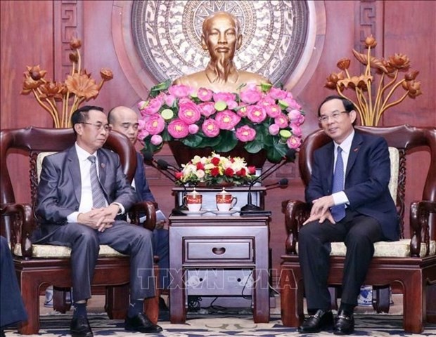El miembro del Buró Político y secretario del Comité del Partido Comunista de Vietnam en Ciudad Ho Chi Minh, Nguyen Van Nen, y el presidente del Comité de Justicia de la Asamblea Nacional de Laos, Khampheng Vilaphanh. (Foto: VNA)