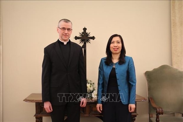El subsecretario de la Sección de Relaciones con los Estados de la Santa Sede Monseñor Miroslaw Wachowski y la viceministra de Relaciones Exteriores de Vietnam Le Thi Thu Hang. (Foto: VNA)
