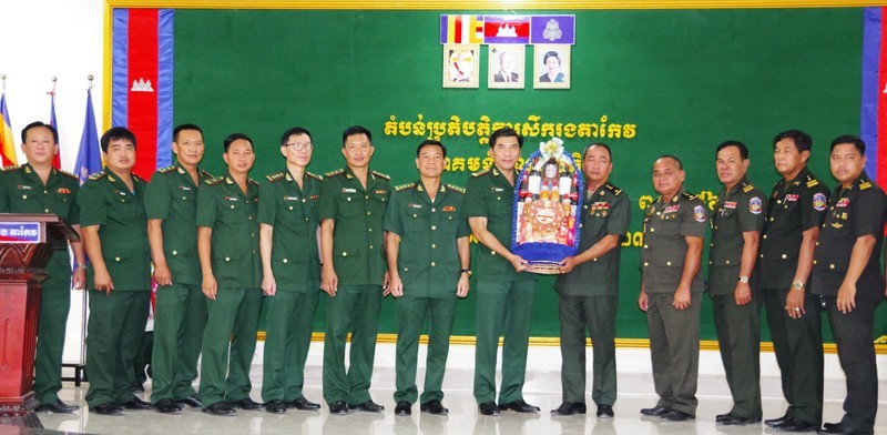 El Comando de la Guardia Fronteriza de An Giang, felicita a las fuerzas armadas de las provincias camboyanas de Kandal y Takeo. 