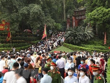 La afluencia de visitantes al Templo de los Reyes Hung el día 10 del marzo del calendario lunar. (Fuente: VNA)