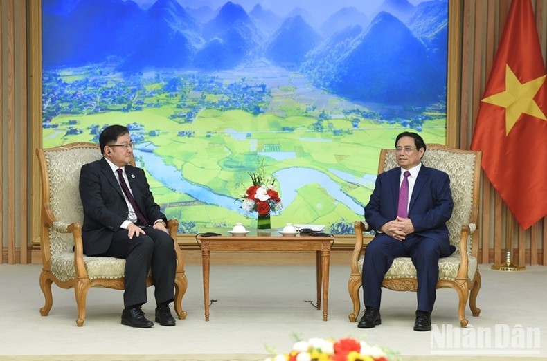 El primer ministro de Vietnam, Pham Minh Chinh (derecha), y el embajador de Malasia en Vietnam, Dato’ Tan Yang Thai. (Fuente: Nhan Dan)