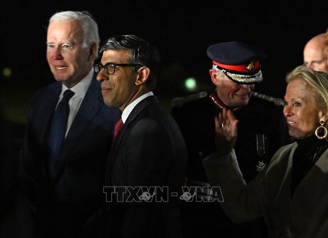 El primer ministro británico, Rishi Sunak, llegó personalmente al Aeropuerto Internacional de Belfast para recibir al presidente estadounidense, Joe Biden. (Foto: AFP/VNA)