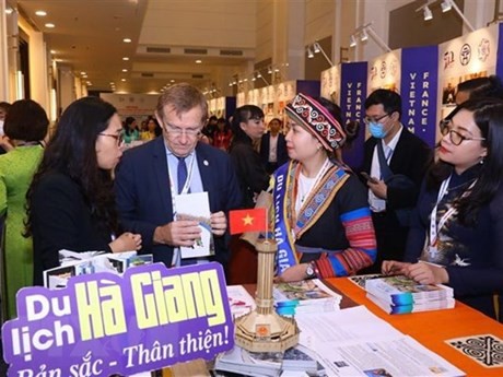 Visitantes en el área de exhibición y presentación de las localidades vietnamitas. (Foto: VNA)