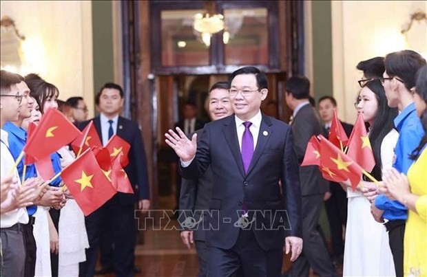 Presidente de la Asamblea Nacional Vuong Dinh Hue visita Embajada de Vietnam en Cuba. (Foto: VNA)