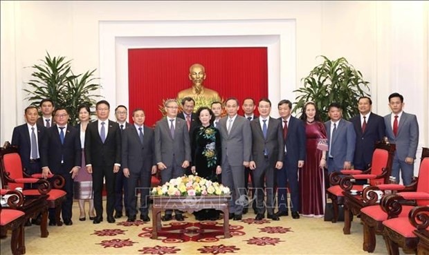 La representante permanente de la Secretaría de PCV Truong Thi Mai (Centro) y la delegación de la Comisión de Relaciones Exteriores de Laos. (Foto: VNA)