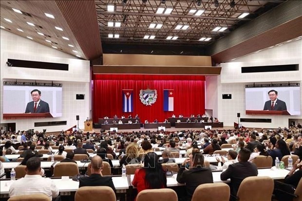 El presidente del Parlamento vietnamita, Vuong Dinh Hue, pronuncia en la primera sesión extraordinaria de la Asamblea Nacional del Poder Popular de Cuba de la X Legislatura, con motivo del aniversario 62 de la Victoria de Playa Girón. (Foto: VNA)