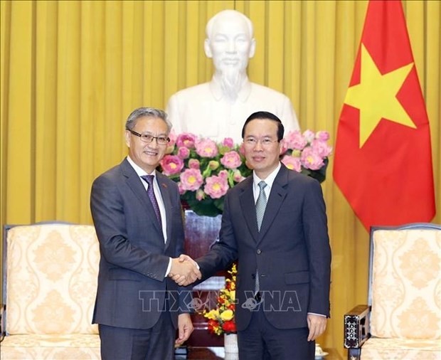 El presidente vietnamita, Vo Van Thuong, recibe al jefe de la Comisión de Asuntos Exteriores del Comité Central del Partido Popular Revolucionario de Laos, Thongsavanh Phomvihane. (Foto: VNA)