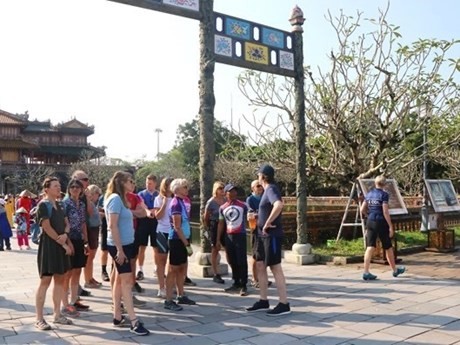 Los turistas foráneos visitan la ciudad imperial de Hue. (Foto: VNA)