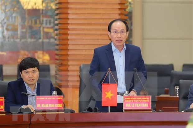 El secretario del Comité del Partido Comunista de Vietnam en Hai Phong, Le Tien Chau, habla en la cita. (Foto: VNA)