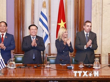 El presidente de la Asamblea Nacional, Vuong Dinh Hue, la presidenta del Senado de Uruguay, Beatriz Argimon, el presidente de la Cámara de Representantes, Sebastián Andujar (de izquierda a derecha) en la ceremonia de firma de acuerdo de cooperación. (Foto: VNA)