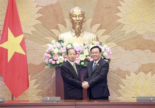 El presidente de la Asamblea Nacional de Vietnam (ANV), Vuong Dinh Hue, recibe al exsecretario general del Partido Liberal Democrático de Japón y presidente de la Alianza Parlamentaria de Amistad entre los dos países, Nikai Toshihiro. (Foto: VNA)