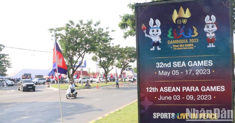 Numerosas personas acudieron en masa esta tarde al Estadio Nacional Morodok Techo en Phnom Penh, Camboya, para asistir a la apertura de los 32º Juegos del Sudeste Asiático (SEA Games 32). 