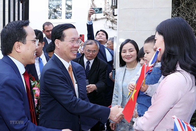 El presidente de Vietnam, Vo Van Thuong, se reúne con vietnamitas residentes en el Reino Unido. (Fuente: VNA)