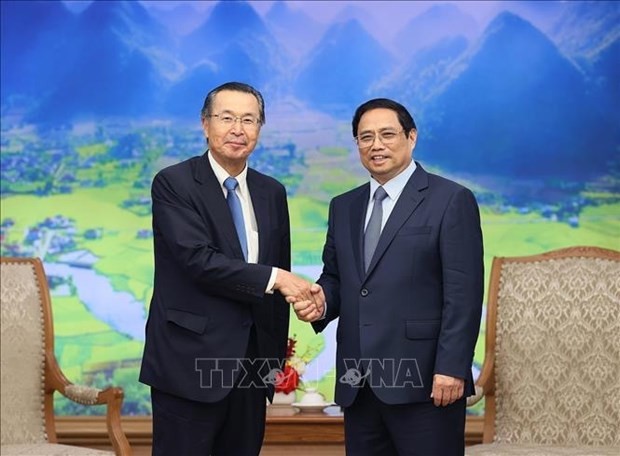 El primer ministro de Vietnam, Pham Minh Chinh (derecha), recibe a Ishiguro Norihiko, presidente de la JETRO. (Foto: VNA)