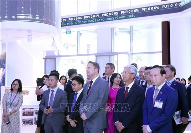 El primer ministro de Luxemburgo, Xavier Bettel, visita la Bolsa de Valores de Ciudad Ho Chi Minh. (Foto: VNA)