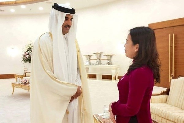 La vicepresidenta Vo Thi Anh Xuan y el emir Tamim bin Hamad Al-Thani de Qatar en la VI Cumbre sobre la Coordinación de la Acción y el Fomento de la Confianza en Asia (CICA) en Kazajstán. (Foto: VNA)