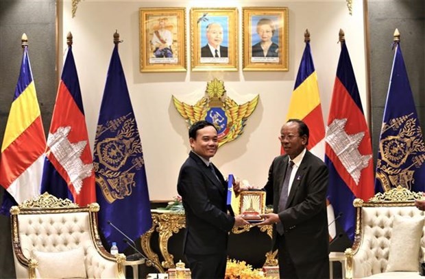 Tran Luu Quang, viceprimer ministro vietnamita, y el subjefe del Gobierno y ministro de Defensa de Camboya, Samdech Tea Banh (derecha). (Foto: VNA)