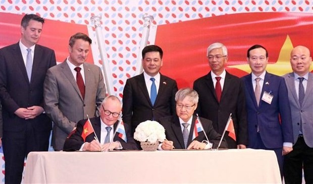 El primer ministro de Luxemburgo, Xavier Bettel, fue testigo de la firma de un memorando de entendimiento de cooperación entre la Cámara de Comercio e Industria de Vietnam (VCCI) y la Oficina de Comercio de Luxemburgo. (Foto: VNA)