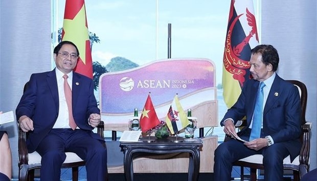 El primer ministro de Vietnam, Pham Minh Chinh, con el sultán Haji Hassanal Bolkiah de Brunei. (Foto: VNA)