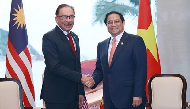 El primer ministro de Vietnam, Pham Minh Chinh, con su homólogo malasio, Anwar Ibrahim. (Foto: VNA)