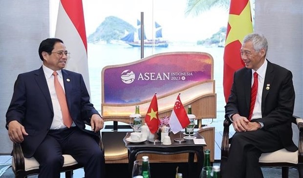 El primer ministro vietnamita, Pham Minh Chinh, se reunió con su homólogo singapurense, Lee Hsien Loong (Fuente: VNA)
