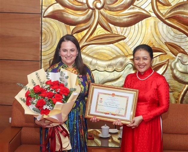 La embajadora Nguyen Phuong Nga, presidenta de la UOAV (derecha), entrega la insignia "Por la Paz y la Amistad entre los Pueblos" a Elisa Fernández Sáenz, representante de la Entidad de la ONU para la Igualdad de Género y el Empoderamiento de la Mujer. (Foto: VNA)