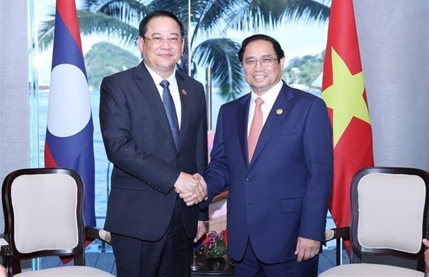 El primer ministro de Vietnam, Pham Minh Chinh (derecha), se reúne con su homólogo laosiano, Sonexay Siphandone. (Foto: VNA)