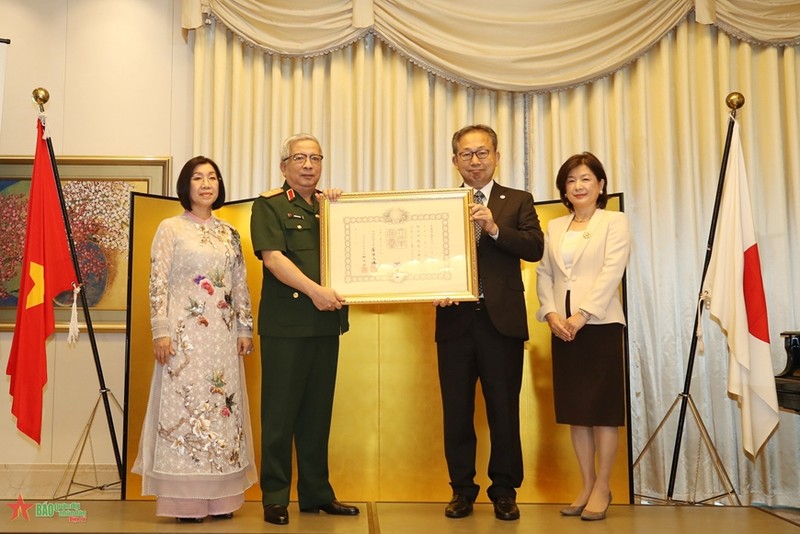 El embajador de Japón en Vietnam, Yamada Takio, entrega la Orden al coronel general Nguyen Chi Vinh. (Foto: qdnd.vn)