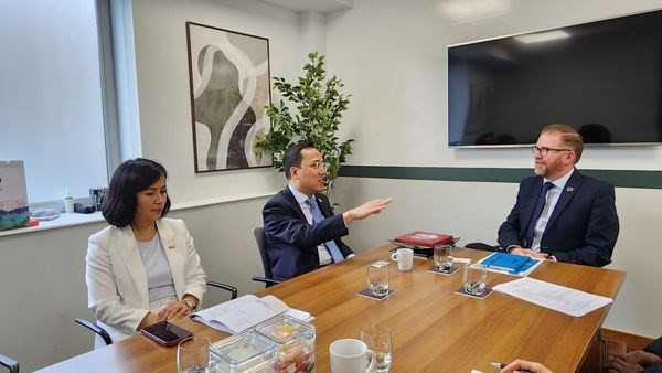 El embajador Nguyen Hoang Long en reunión con el presidente de la Cámara de Comercio de Belfast, Simon Hamilton. (Foto: VNA)