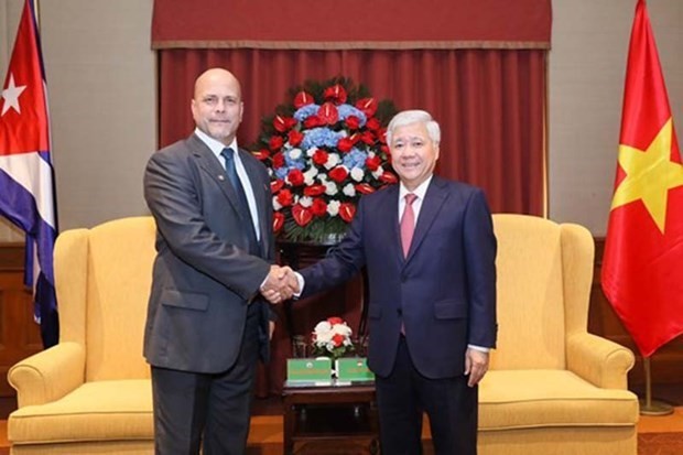 El presidente del Comité Central del Frente de la Patria de Vietnam, Do Van Chien (derecha), se reúne con el coordinador nacional de los Comité de Defensa de la Revolución de Cuba, Gerardo Hernández Nordelo. (Foto: Comité Central del Frente de la Patria de Vietnam)