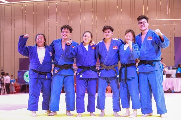 Los judocas vietnamitas ganan la medalla de oro en el evento de equipo mixto. (Foto: VNA)