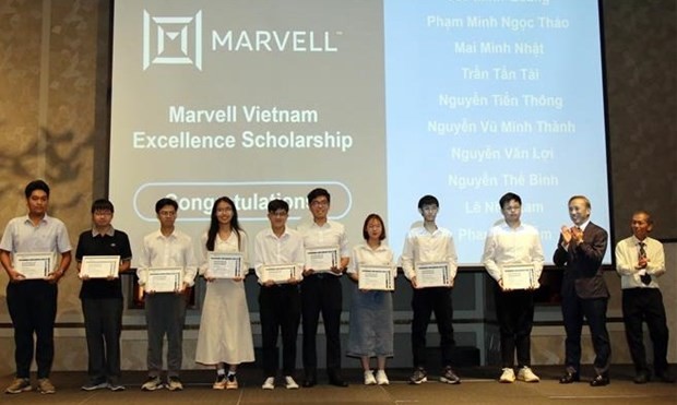El Grupo estadounidense de Tecnología de Marvell entregó becas a los estudiantes vietnamitas. (Foto: VNA)