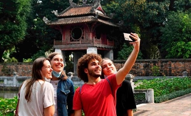 Turistas extranjeros visitan el Templo de la Literatura, en Hanói. (Foto: VNA)