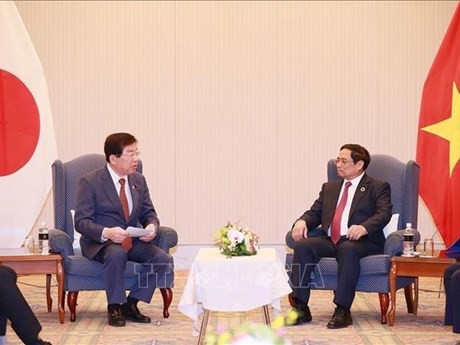El primer ministro de Vietnam, Pham Minh Chinh (Derecha) y Hiroshi Hiraguchi, presidente de la Comisión Especial de Ética Política y Ley Electoral de la Cámara de la Cámara de Representantes de la Dieta Nacional nipona. (Fuente: VNA)